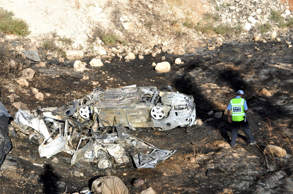 Kaza Sonrası İki Otomobil Alev Topuna Döndü