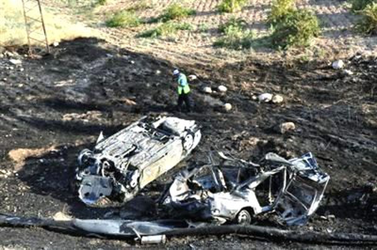 Kazada Alev Alan 2 Otomobildeki 5 Kişiyi Yanmaktan Vatandaşlar Kurtardı