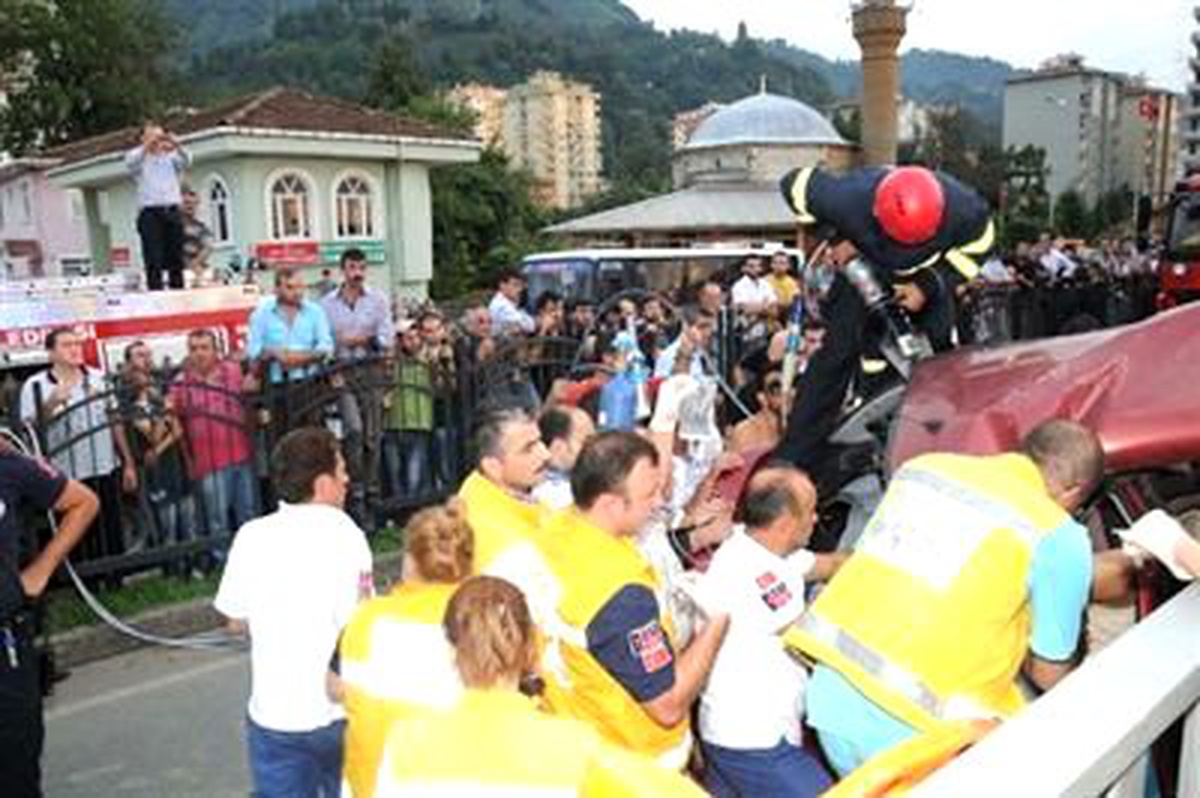 Köprülü Kavşakta Korkuluklara Çarpıp Parçalanan Otomobilde Baba- Oğul Ağır Yaralandı