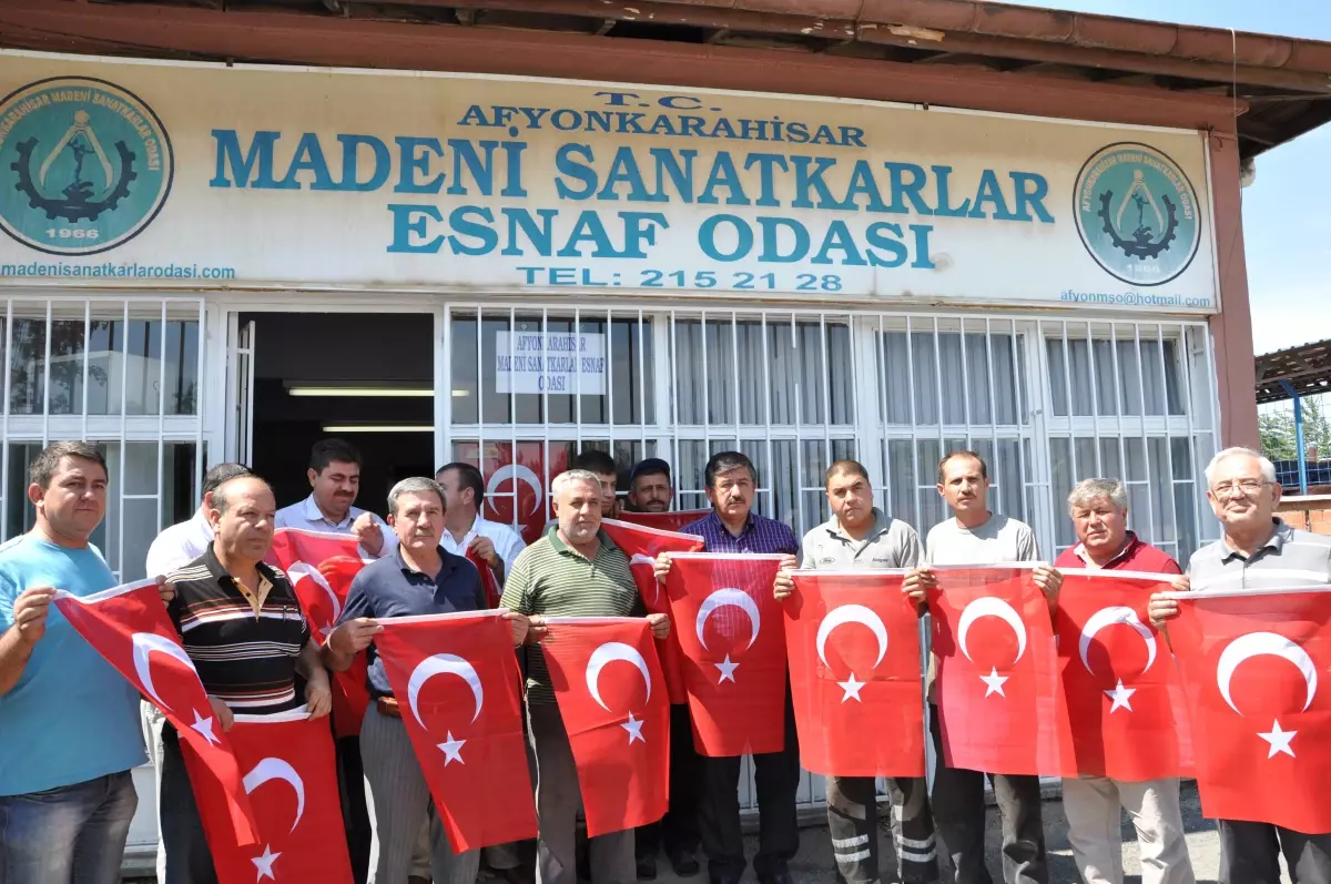 Madeni Sanatkarlar Odası'ndan Esnafa Bayrak