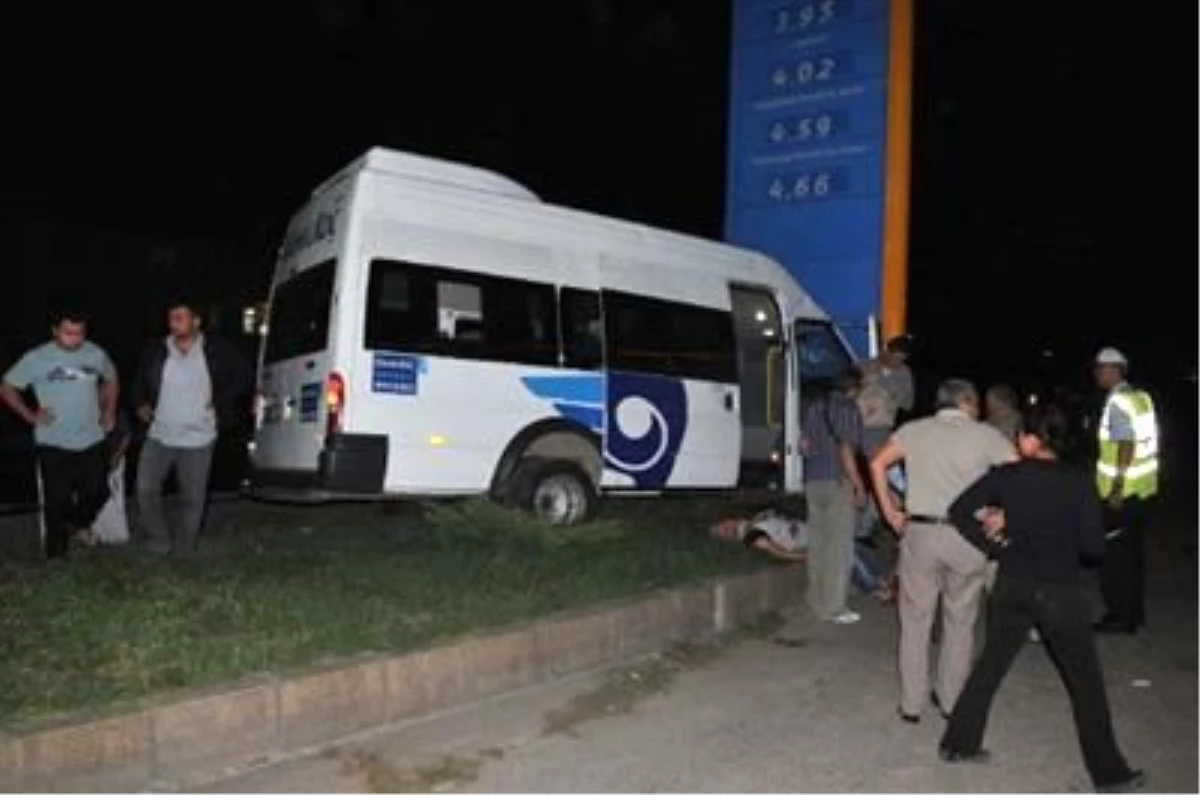 Minibüs Otomobille Çarpıştı: 10 Yaralı