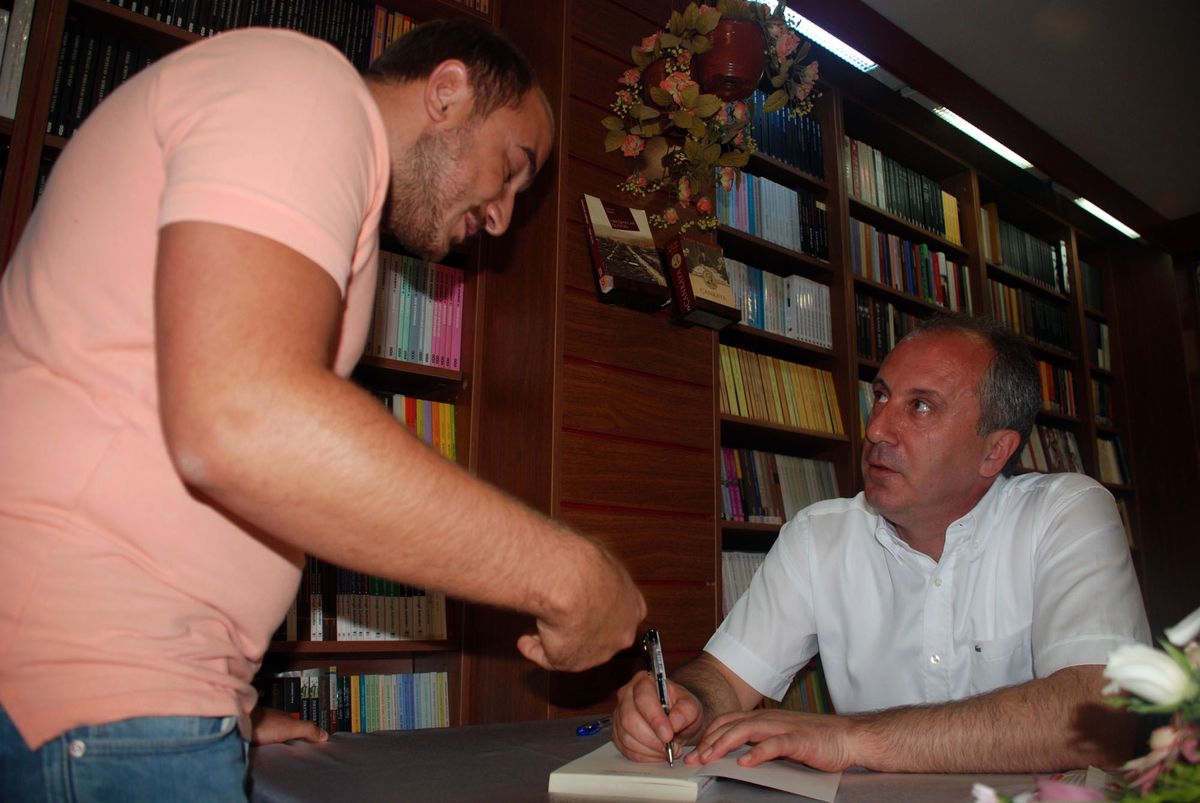 Muharrem İnce Kitabını İmzaladı