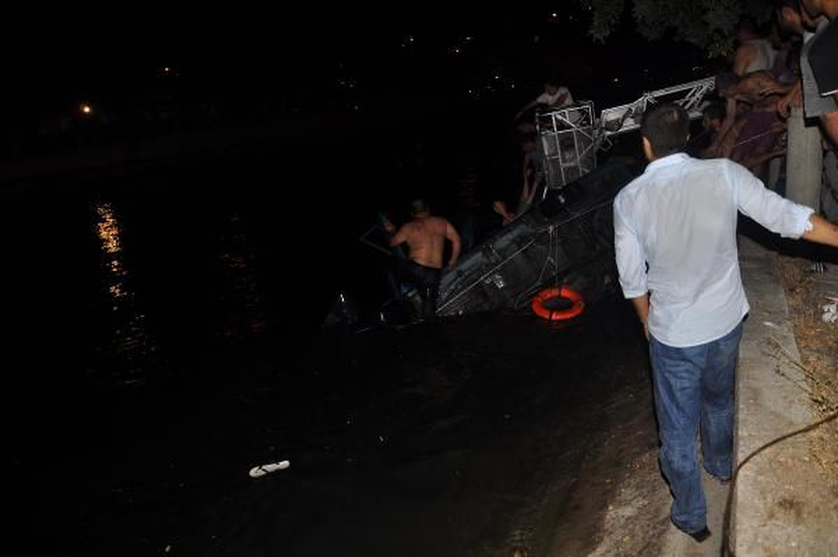 Otomobil Sulama Kanalına Uçtu 2 Kişi Boğuldu
