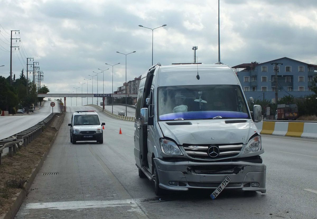 (Özel Haber) Kocaeli\'de Servis Minibüsü Polis Aracına Çarptı: 3 Polis Yaralı