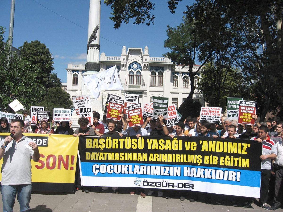 Özgür-Der, İlkokullarda "And" Töreninin Kaldırılması İçin Eylem Yaptı