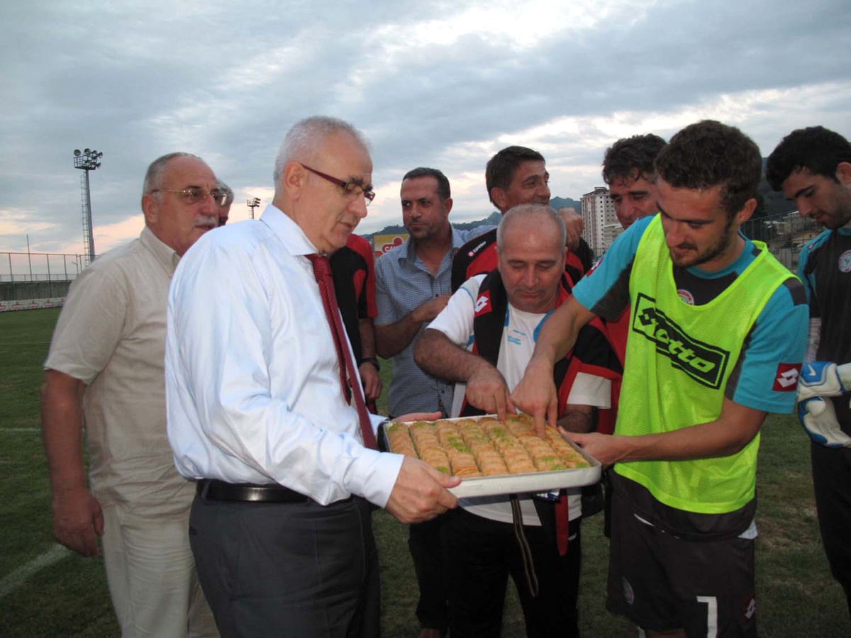 Rize Valisi Çakır\'dan Çaykur Rizespor\'a Destek Ziyareti