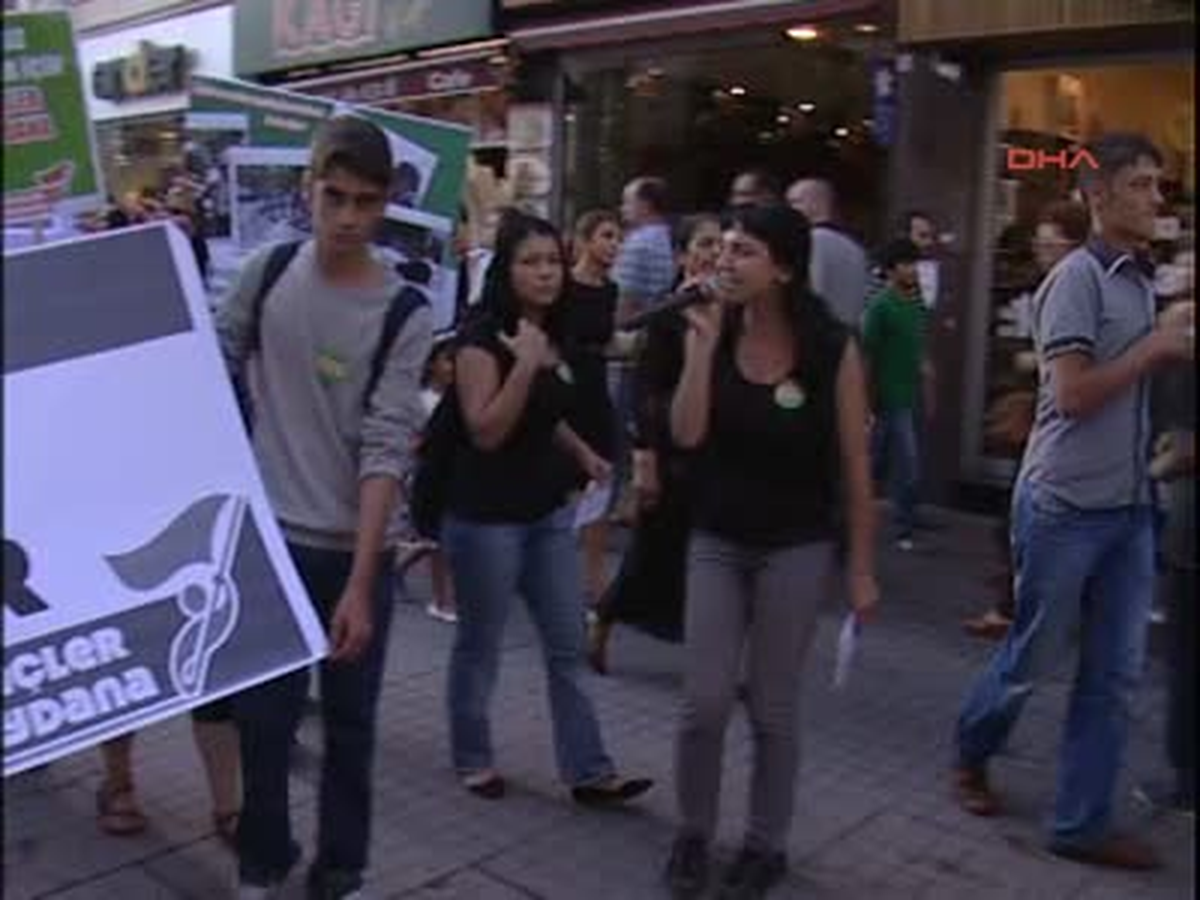 Taksim\'de İkinci Öğretim Harçları Protesto Edildi