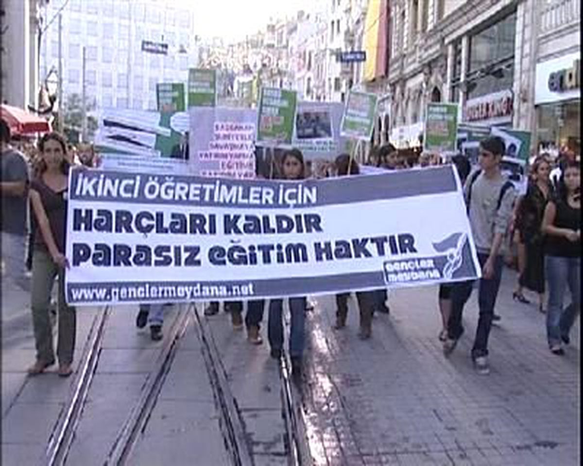 Taksim\'de İkinci Öğretim Harçları Protesto Edildi
