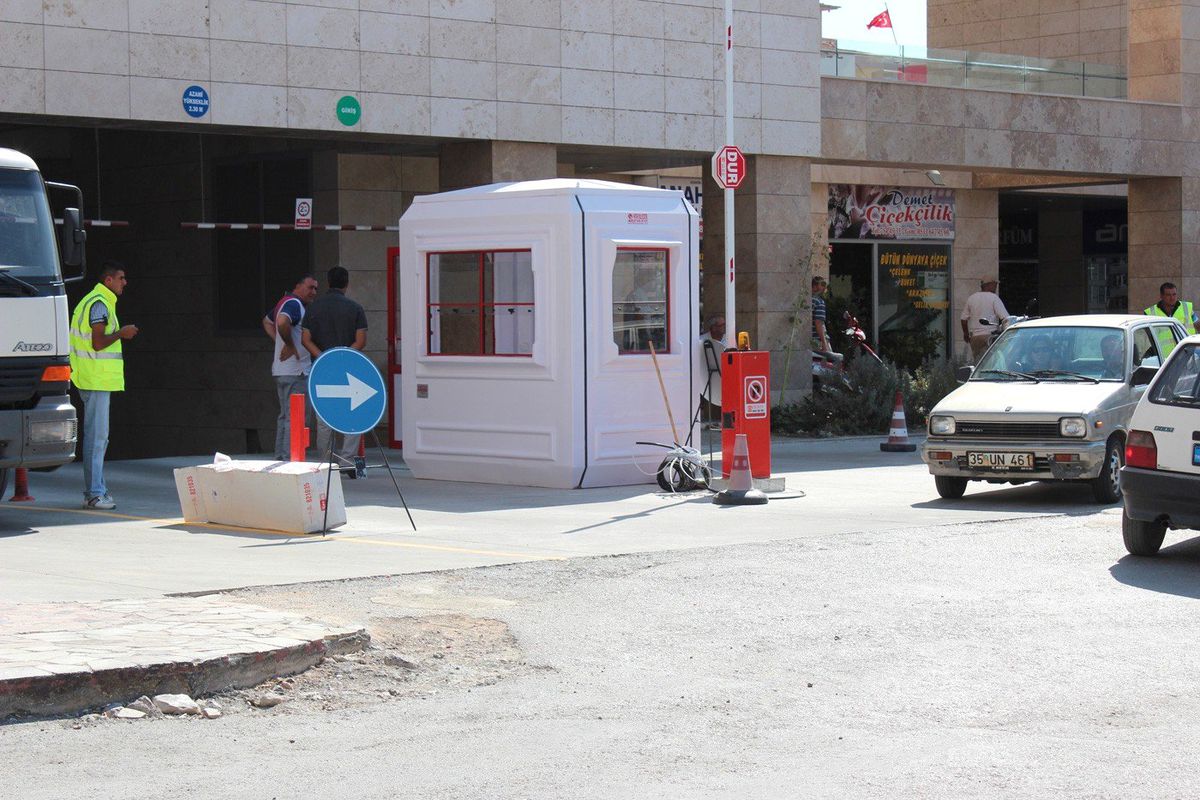 Urla Alışveriş Merkezi Altındaki Kapalı Otopark Ücretli Oluyor
