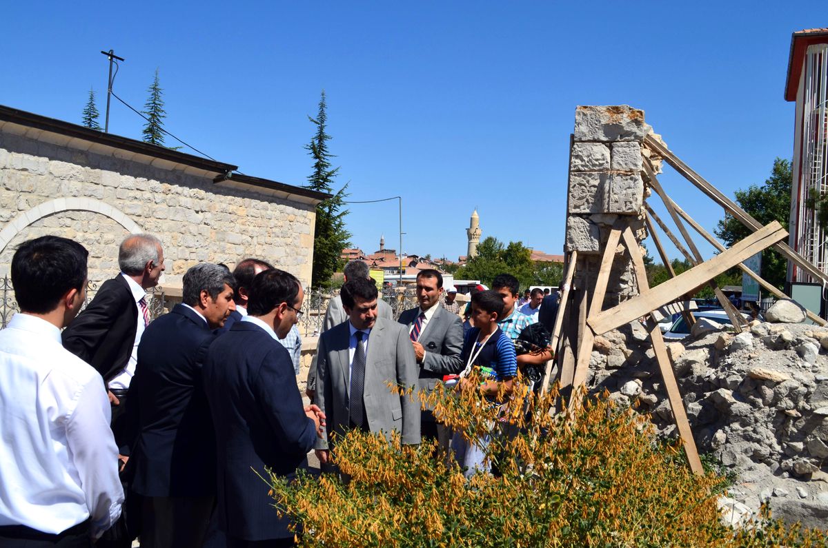 Vali Şahin ve Vakıflar Genel Müdürü Ertem, Battalgazi\'deki Tarihi Eserleri İnceledi