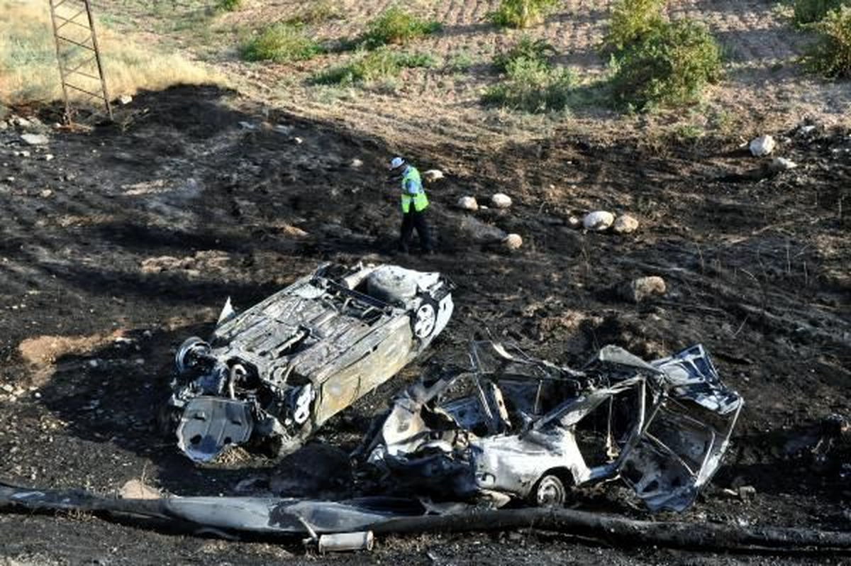 Alev Ale Yanan Araçtan Zor Kurtuldular