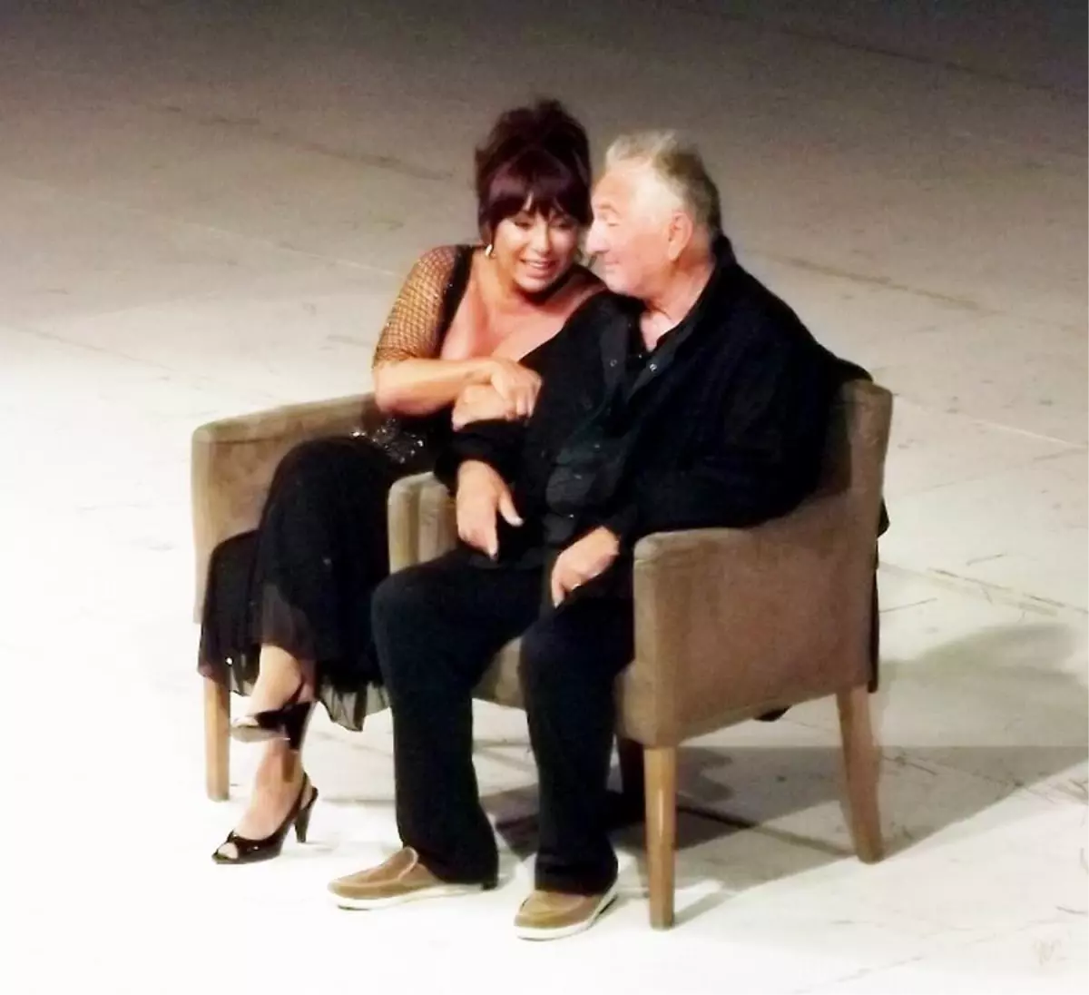 Ali Poyrazoğlu ve Nilgün Belgün Ayvalık\'ta Sahneye Çıktı