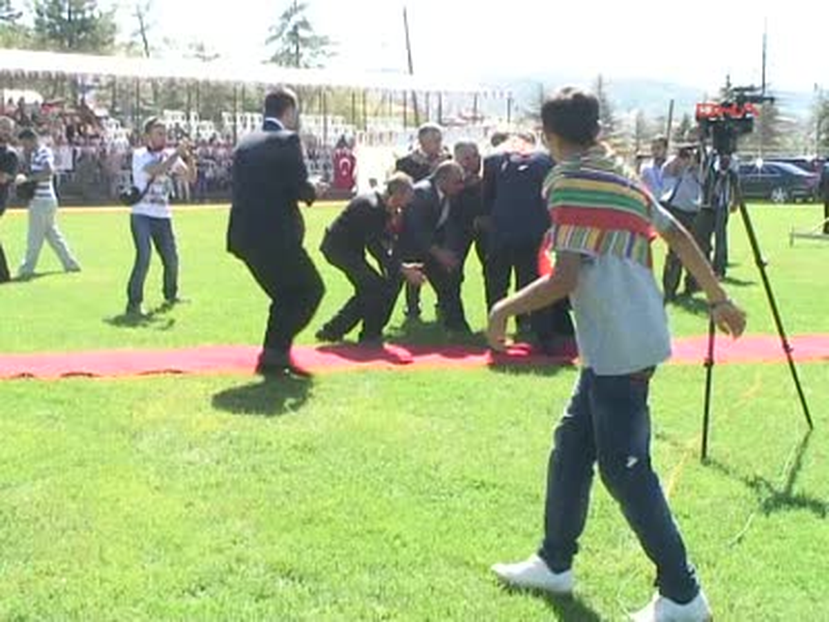 Bahçeli, Ayağı Halıya Takılarak Düştü