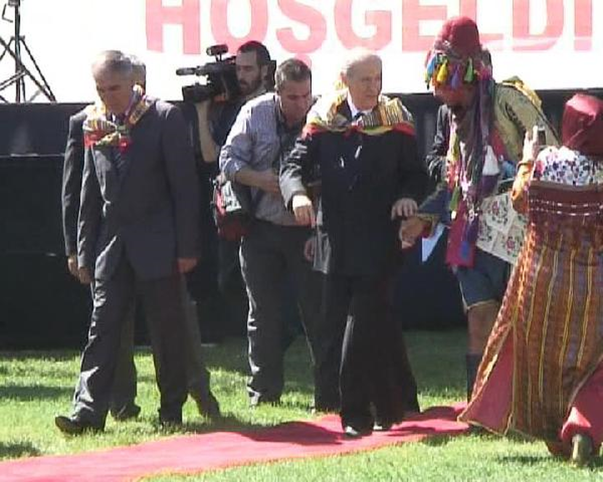 Bahçeli, Kırmızı Halıda Ayağı Takılıp Yere Kapaklandı