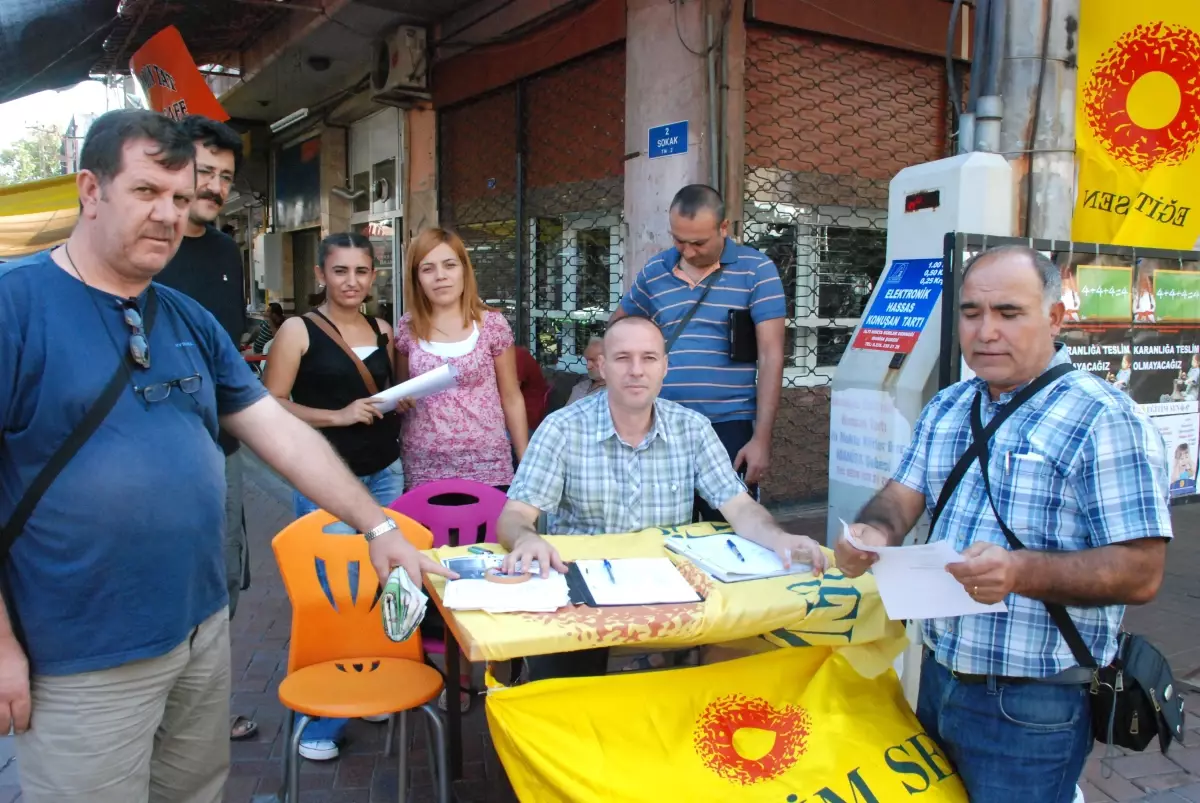 Eğitim-Sen Tahir Ün Caddesinde Yeni Eğitim Sistemine Karşın İmza Kampanyası Başlattı