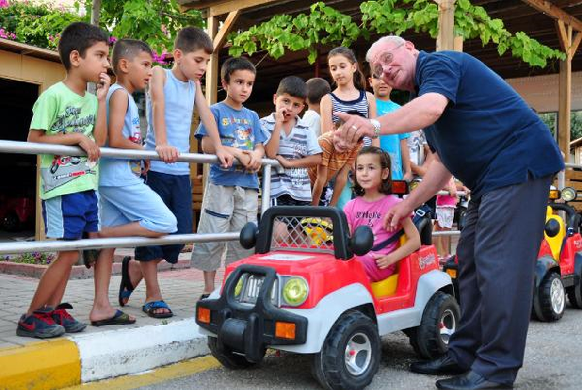 Emekli Başkomiserden Çocuklara Trafik Eğitimi