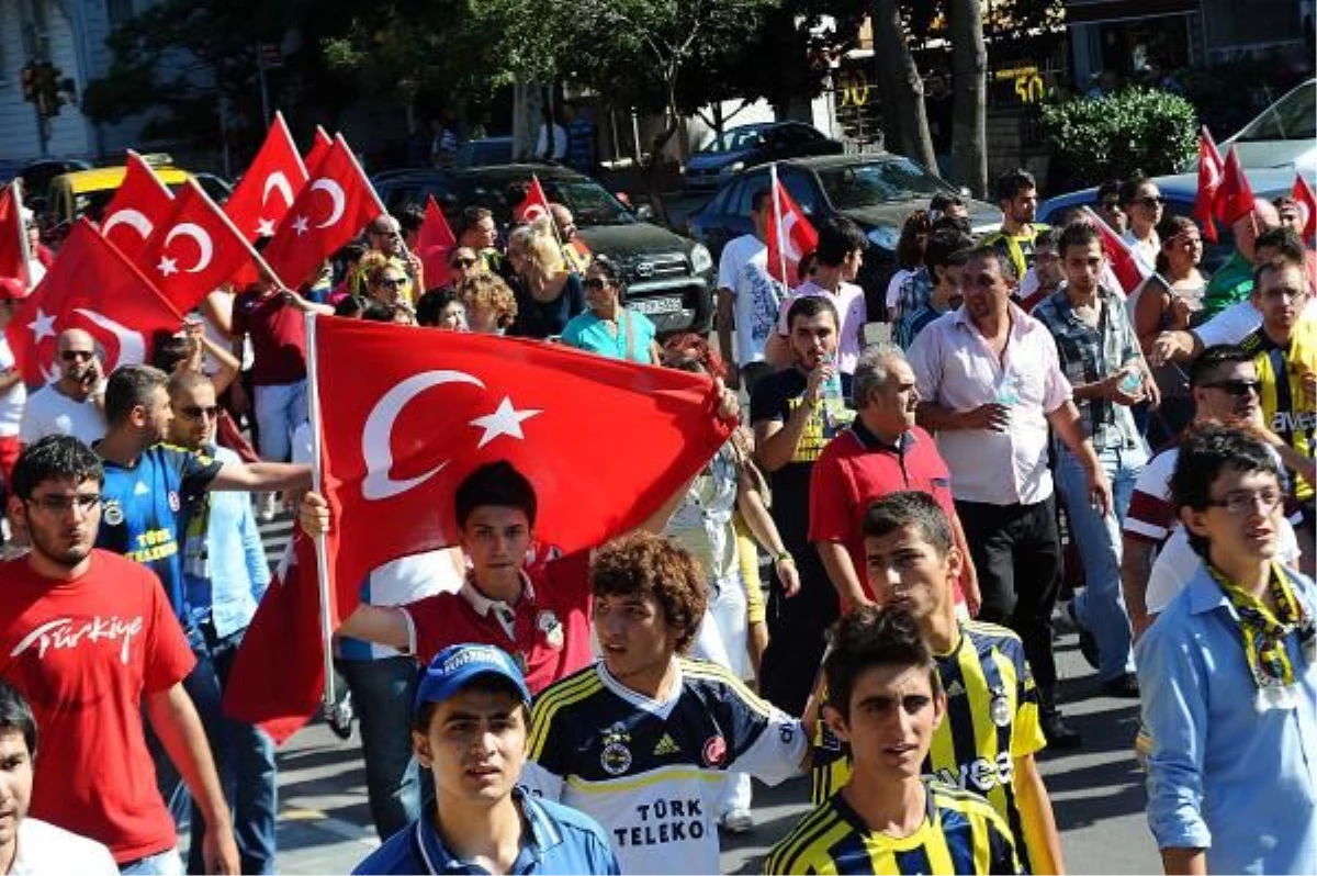 Fenerbahçeli Taraftarlardan "Teröre Lanet" Yürüyüşü