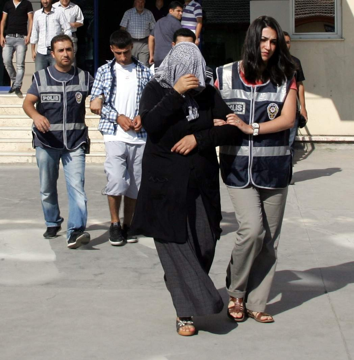 Gazinatep\'te Cinayet Zanlısı 3 Kişi Adliyeye Sevk Edildi