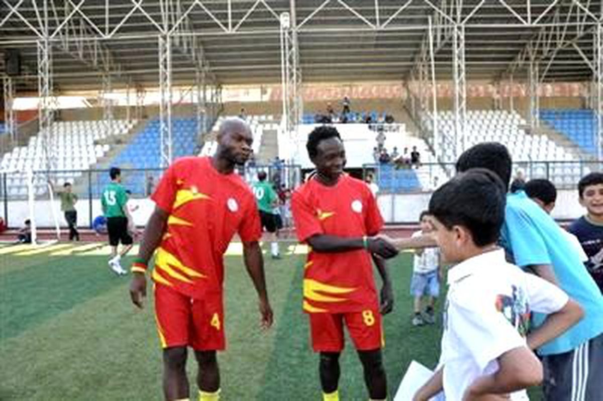 Hakkari Düğününde İki Afrikalı Futbolcu