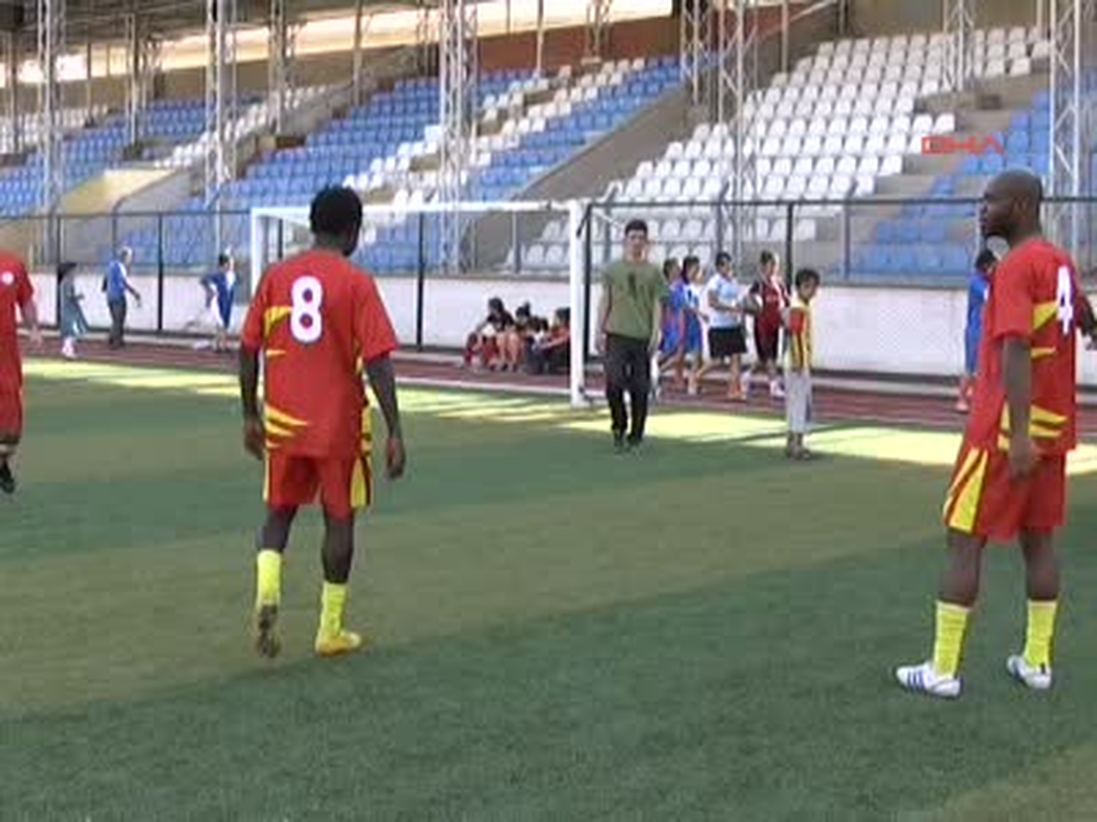 Hakkari Düğününde İki Afrikalı Futbolcu
