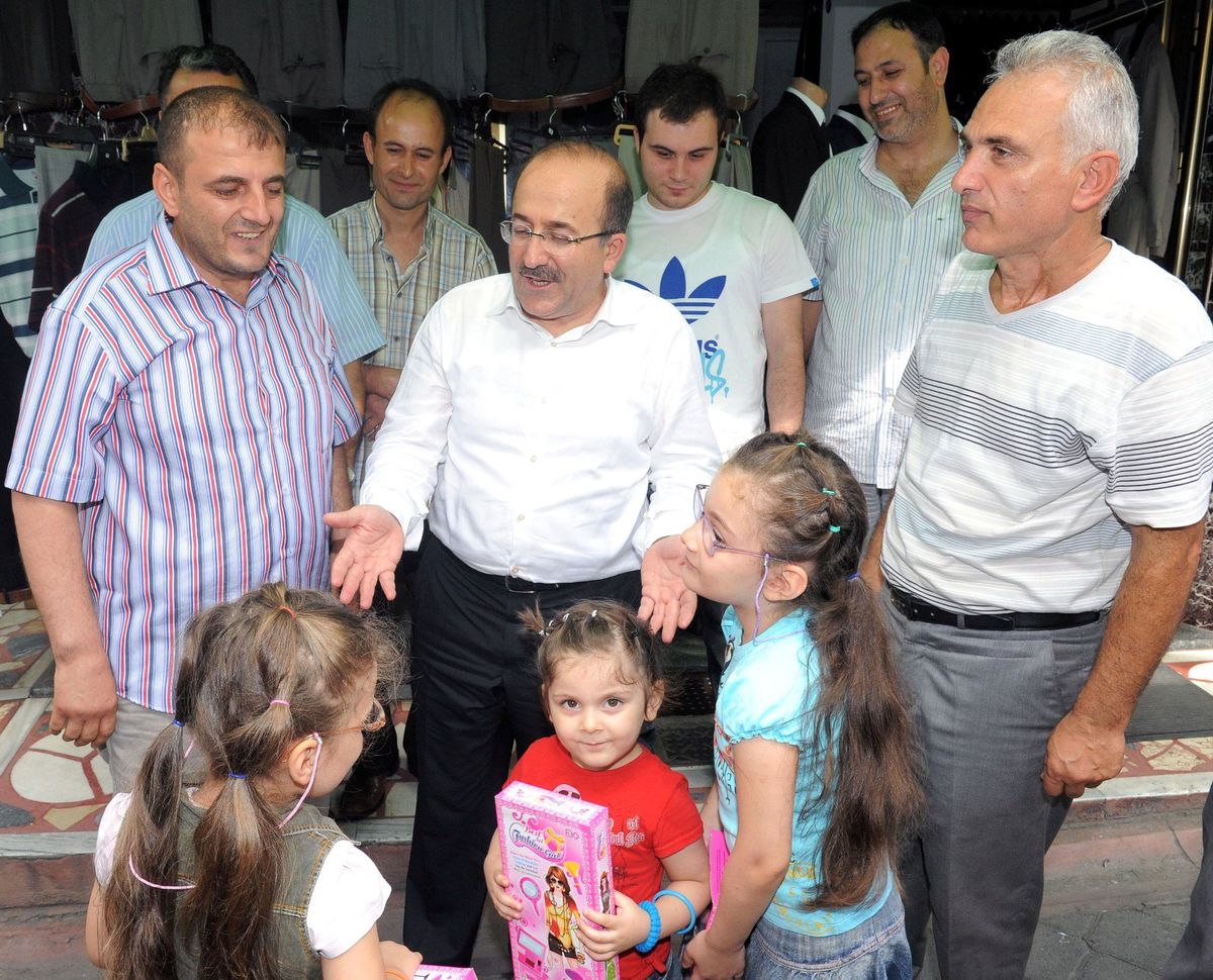 İki Kız Kardeş Başkan Gümrükçüoğlu\'nu Unutmadı