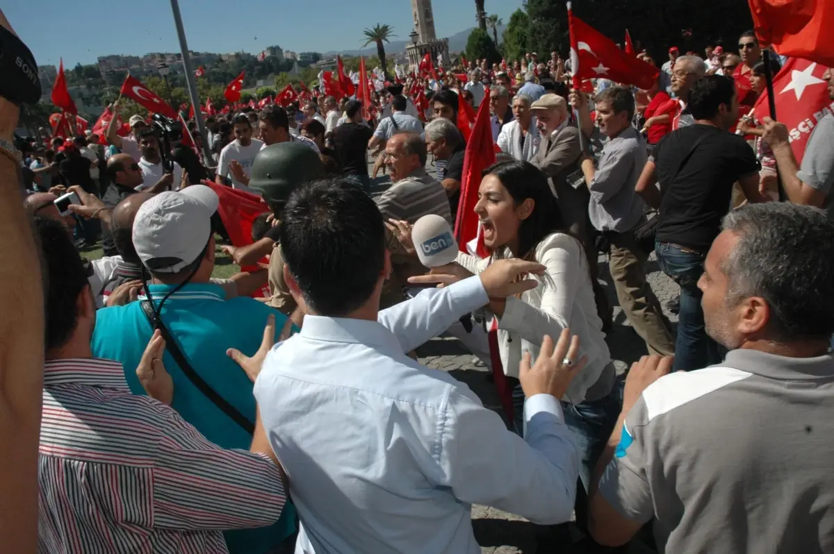 İzmir\'in Kurtuluşu Töreninde, Bakan Günay Yuhalandı1