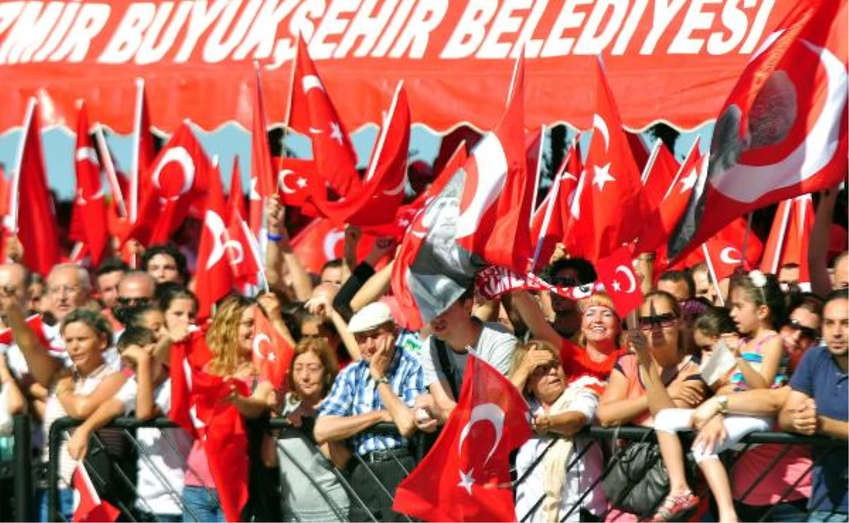 İzmir\'in Kurtuluşu Töreninde, Bakan Günay Yuhalandı (Yeniden)