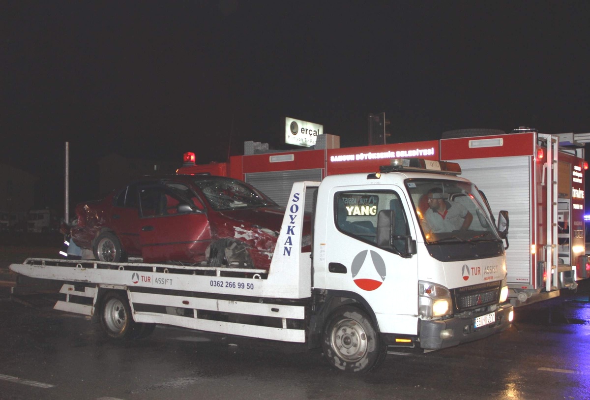 Kamyonet, Park Eden Çekiciye Çarptı; 2 Ölü