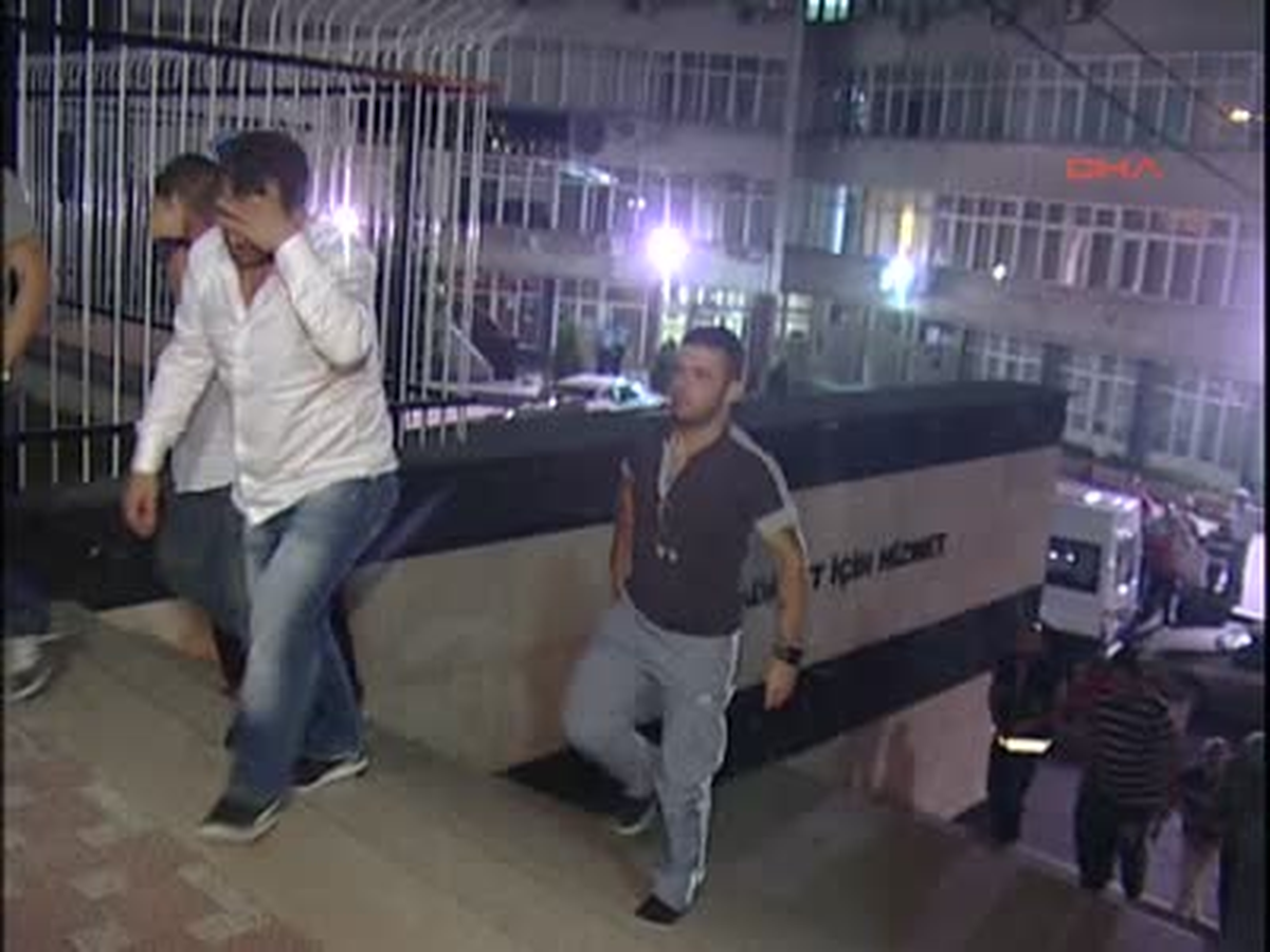 Kumarhanenin İlk Müşterileri Polisler Oldu Bayrampaşa\'da Yeni Açılan Bir Kumarhanede Tombala...