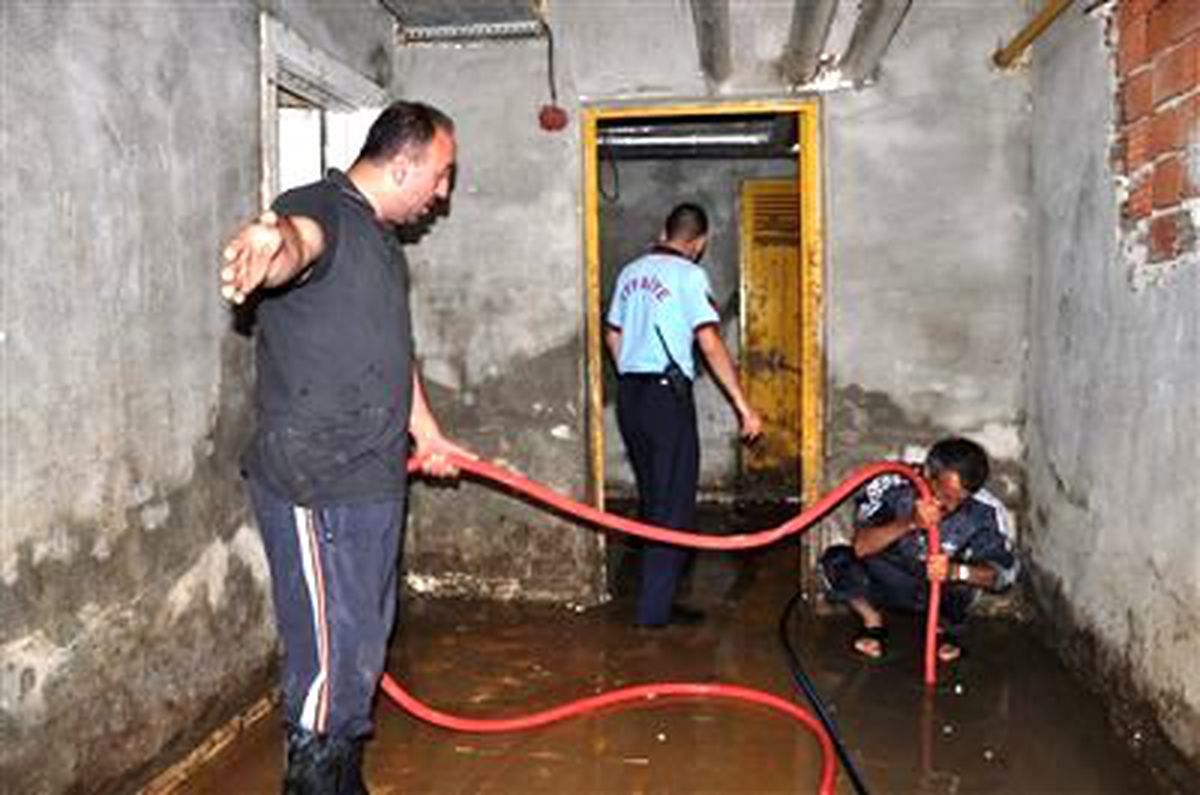 Sağanak Yağış, Su Baskınlarına Sebep Oldu