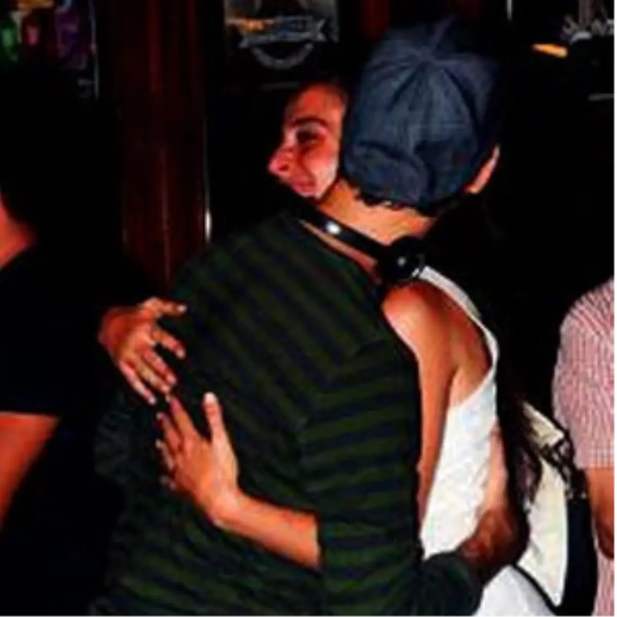 Sanatçılar Herkesle Öpüşür!