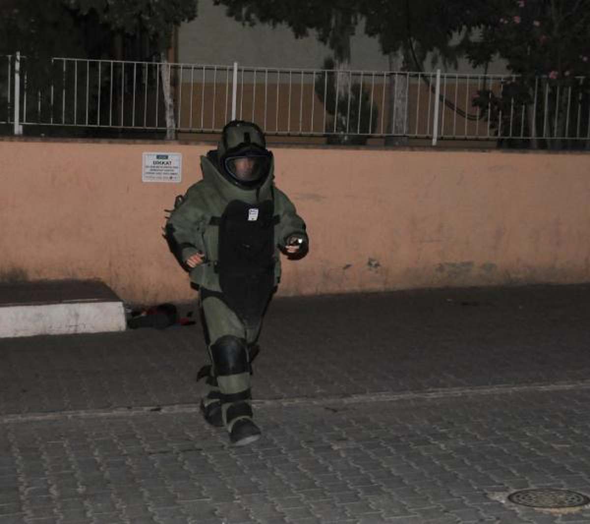 Sokağa Atılan Elektrikli Süpürge, Bomba Paniği Yaşattı