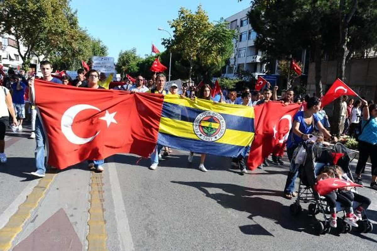 Taraftarlardan Teröre Karşı Birlik Yürüyüşü