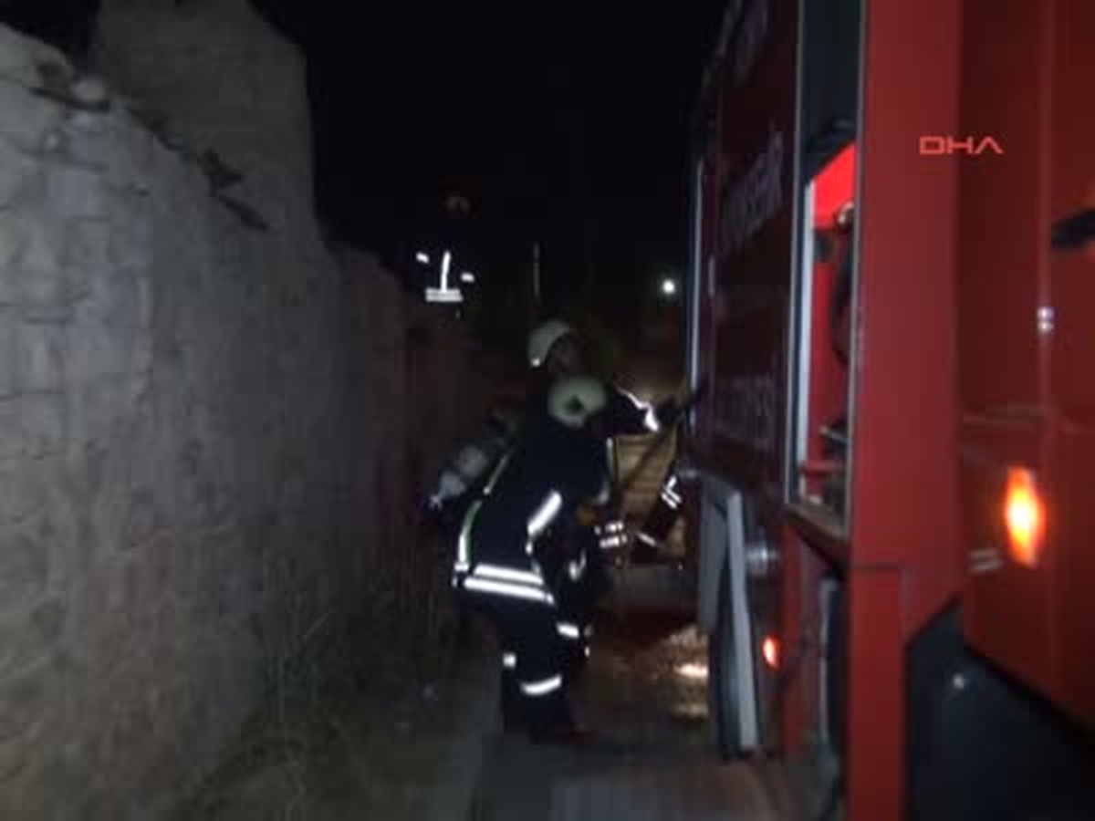 Tek Katlı Müstakil Ev Alev Alev Yandı
