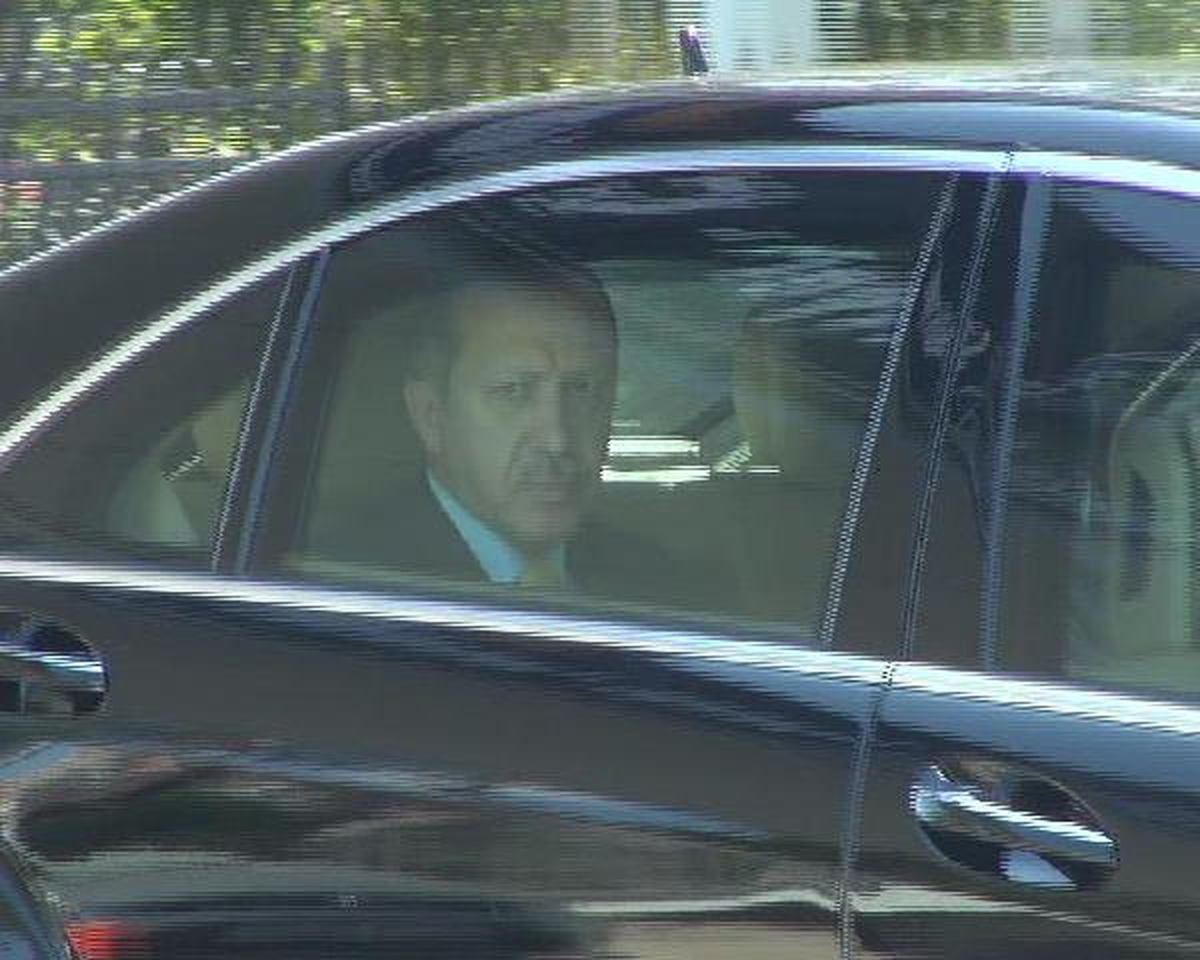 Trafikte Kalan Erdoğan, Vatandaşlara El Salladı