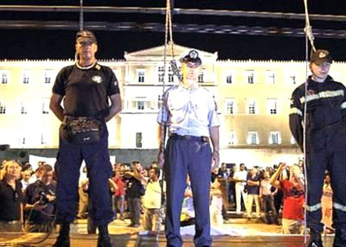 Yunan Polisinden Kemer Sıkmaya Darağaçlı Protesto