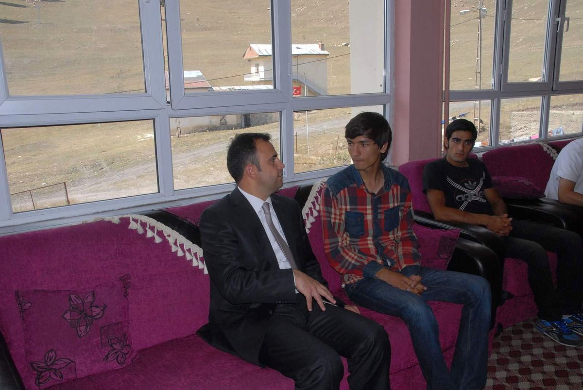 Afganlı Mülteciler Sarıkamış Osman Yüce Kayak Tesislerine Yerleştirildi