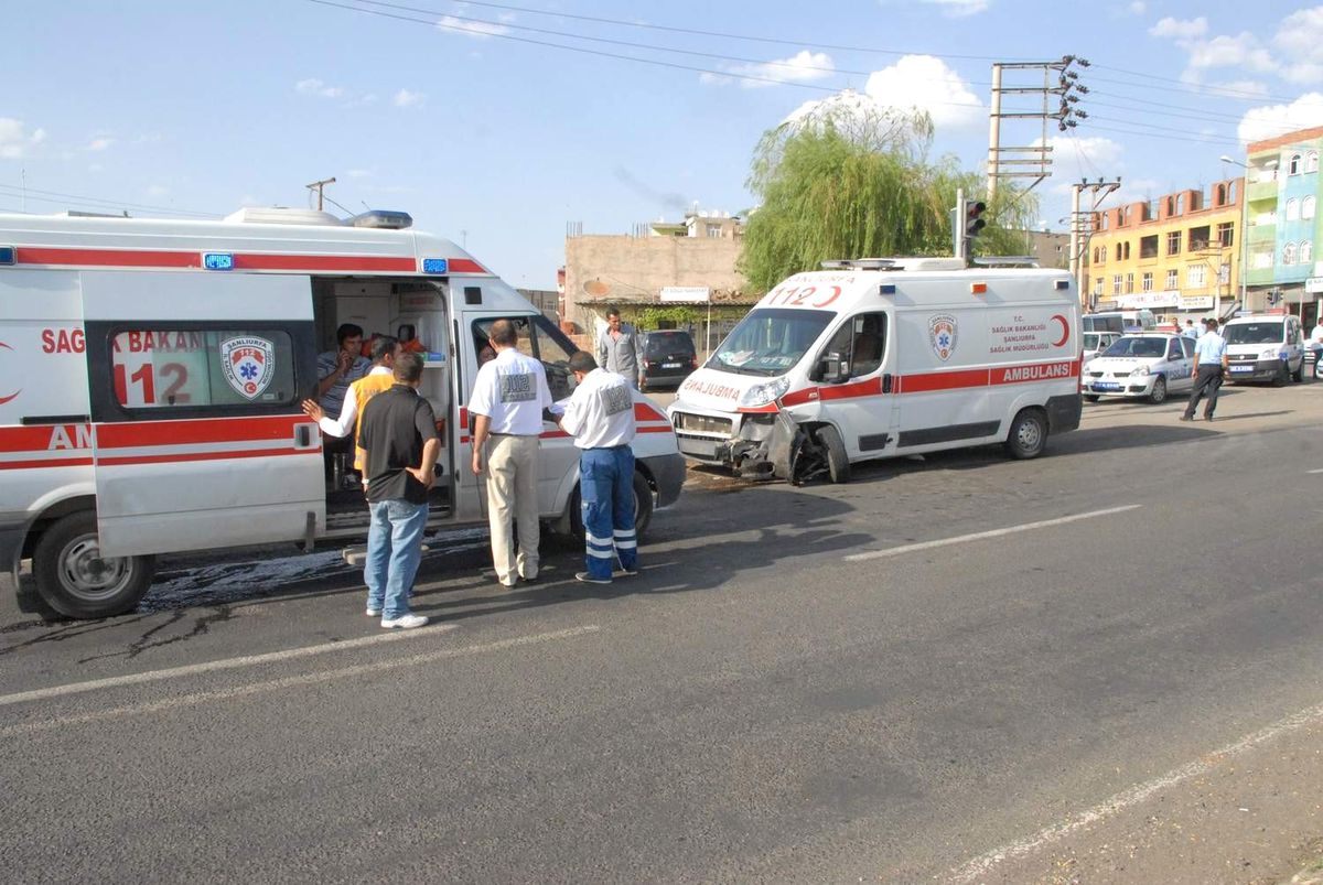 Ambulans Otomobile Çarptı: 7 Yaralı