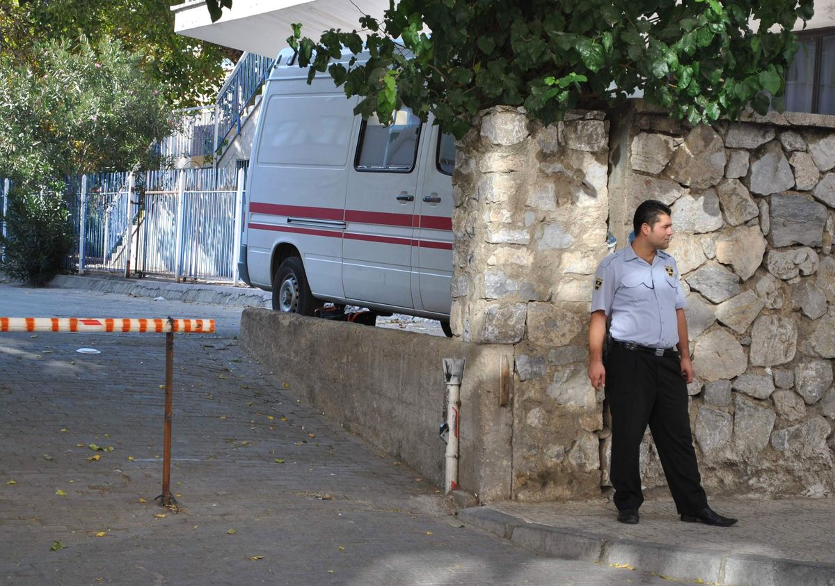 Ambulansın Altına Bırakılan Valiz Korkuttu