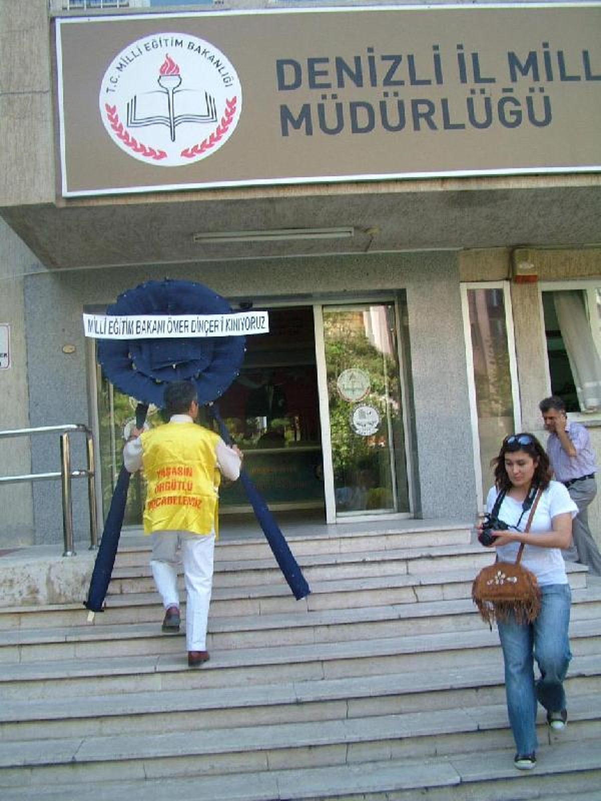 Bakan Dinçer\'in Doğum Gününü Kutlayıp, İstifaya Çağırdılar
