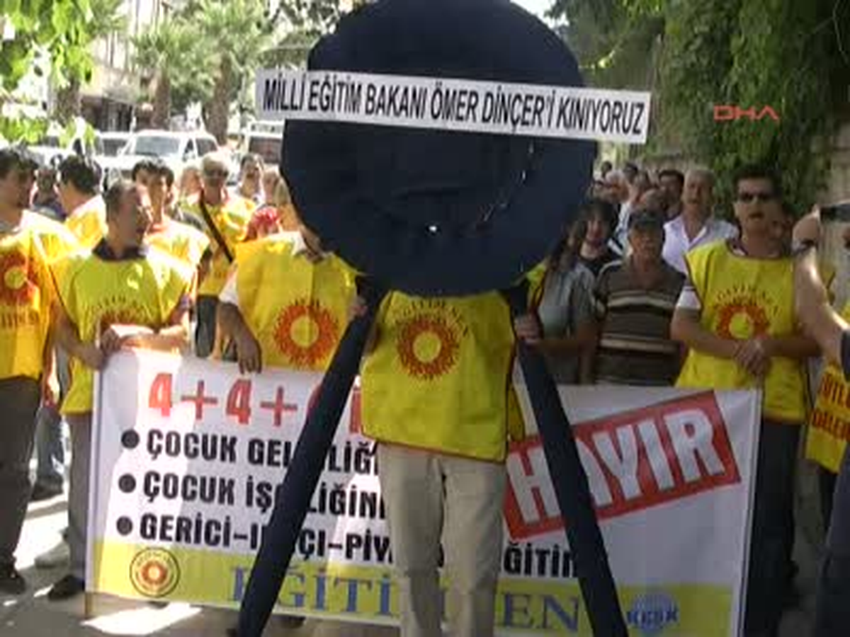 Bakanın Doğum Gününü Kutlayıp, İstifaya Çağırdılar