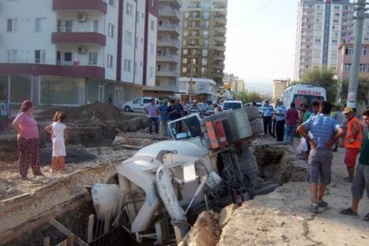 Beton Mikseri Çukura Düştü