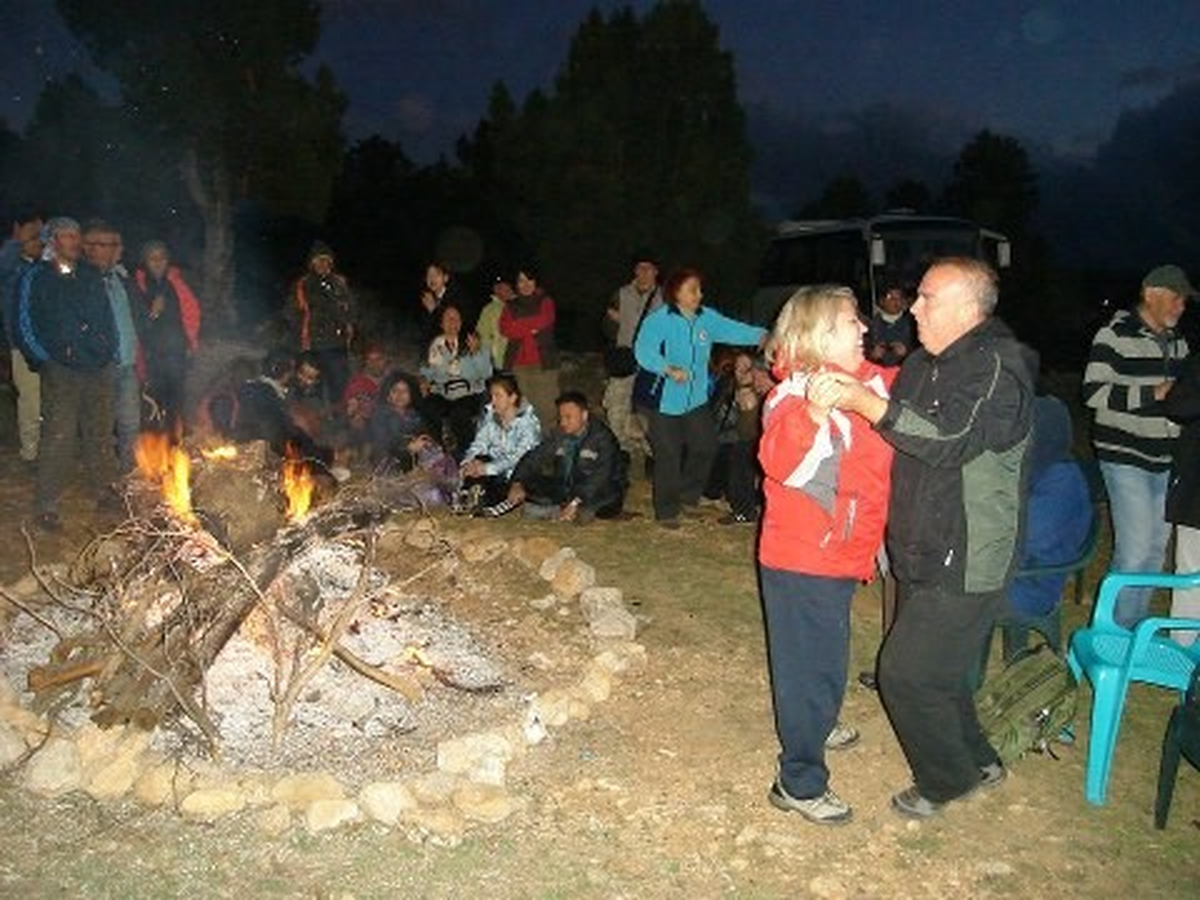 Burdosk Salda Gölü\'nde Kamp Kurdu