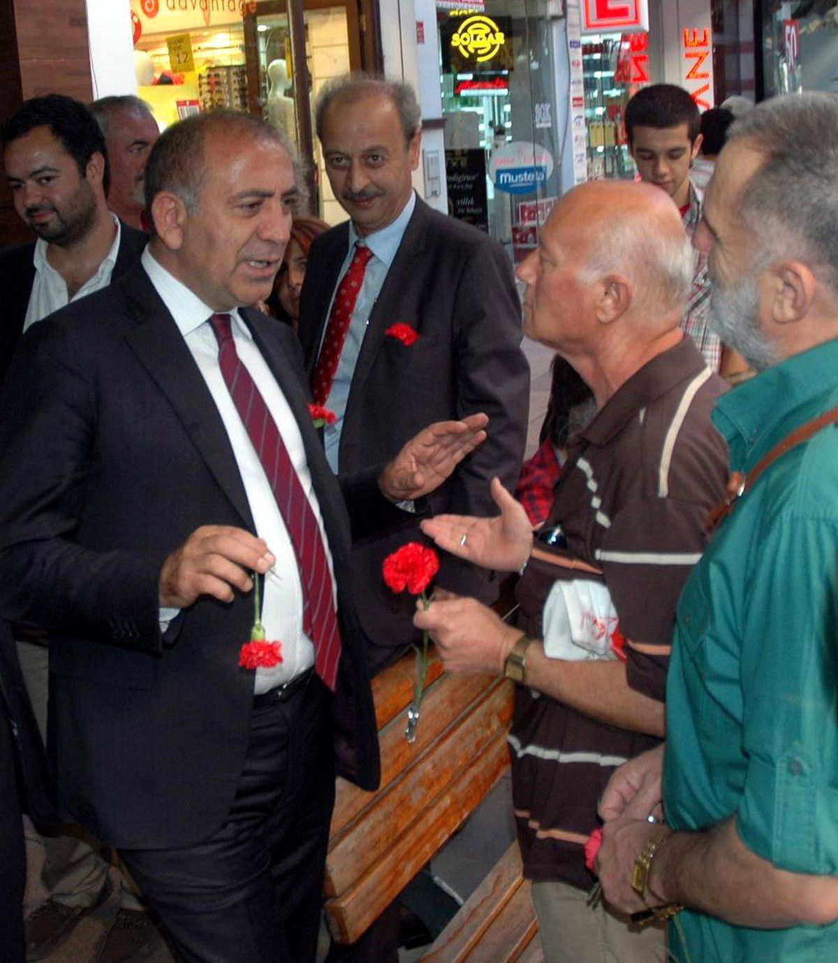 CHP Genel Başkan Yardımcısı Tekin, Vatandaşlara Karanfil Dağıttı