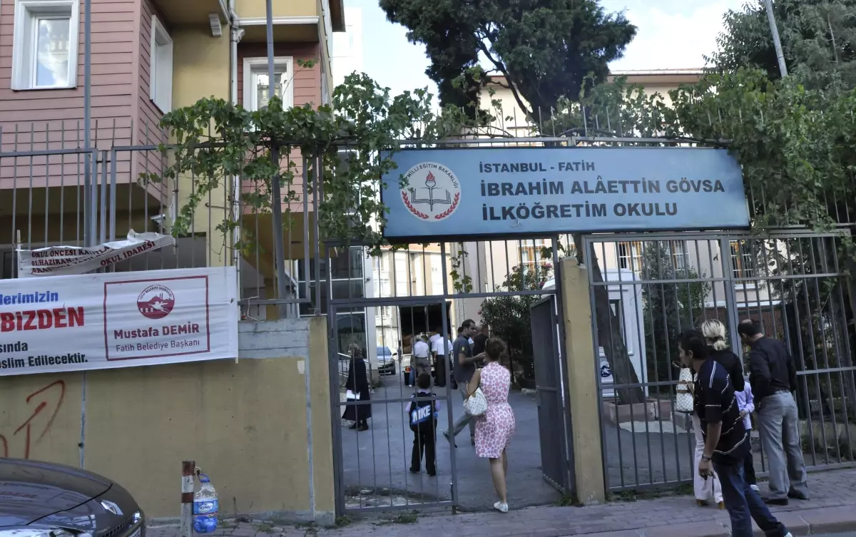 Fatih Belediyesinden Okula Başlayan Miniklere Çanta