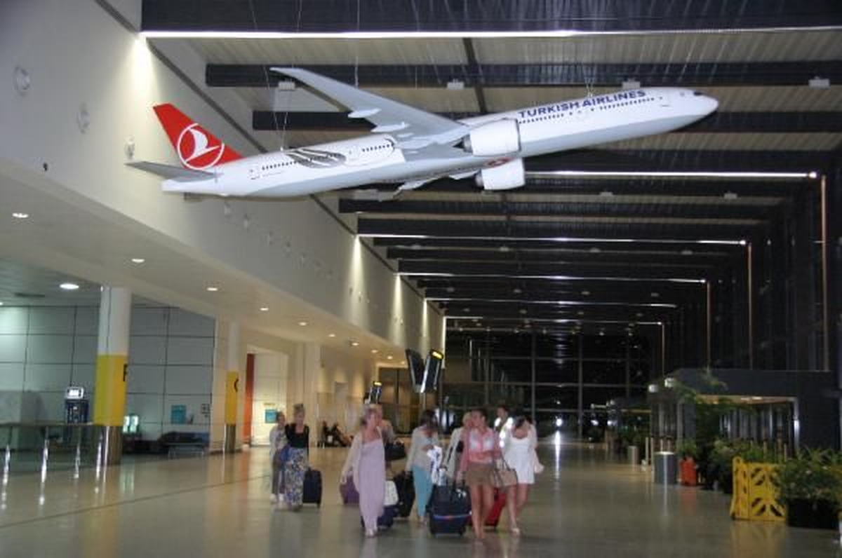 Gatwick Havaalanı'na Dev THY Uçak Maketi