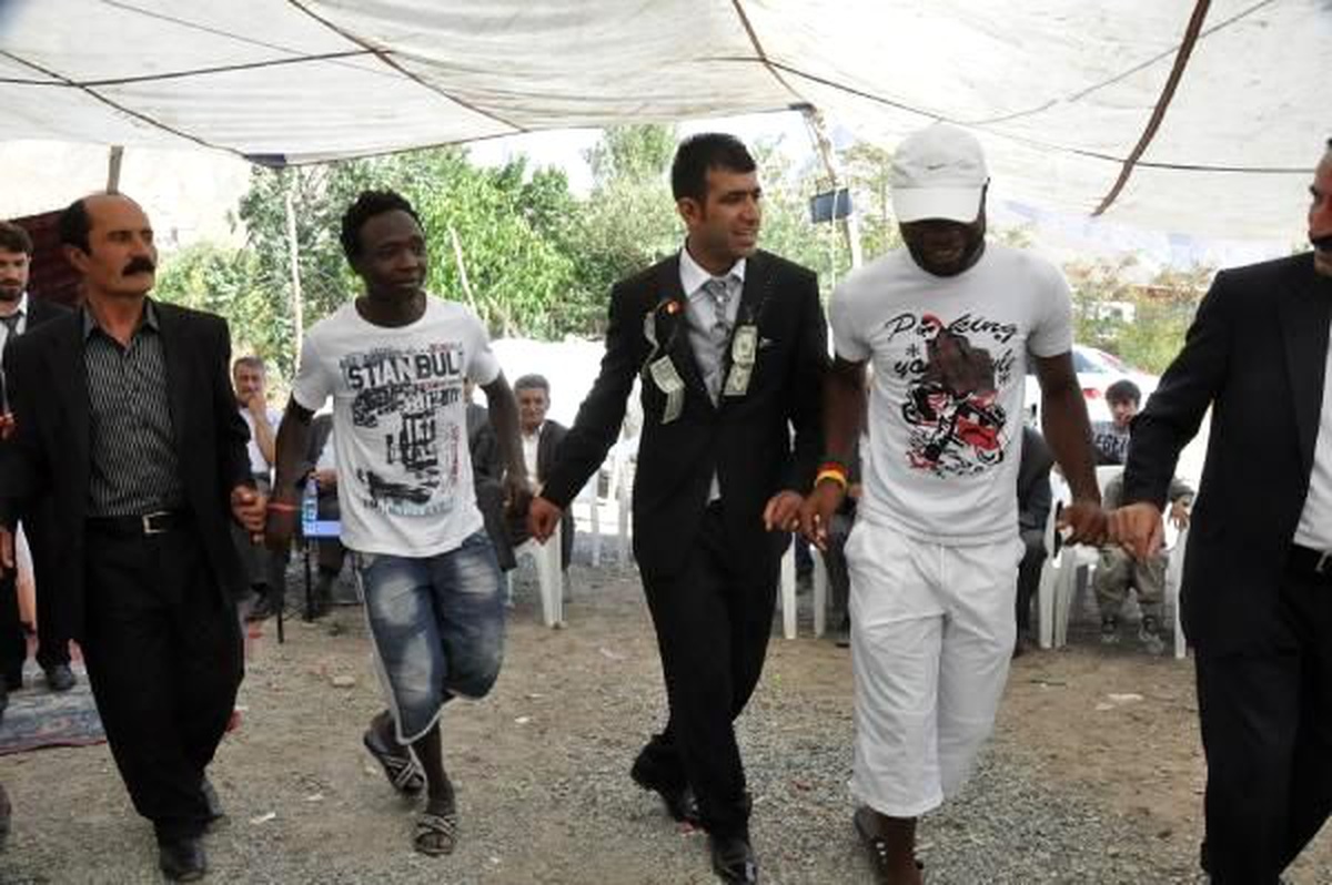 Hakkari\'de Yapılan Düğünde İki Afrikalı Futbolcu Şarkı Söyledi
