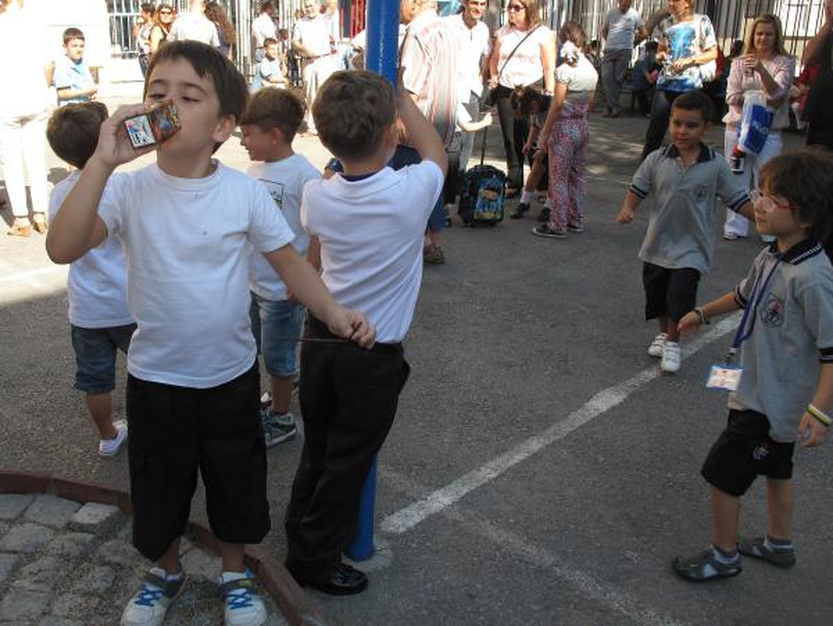 İzmir\'de Birinci Sınıflar Ders Başı Yaptı