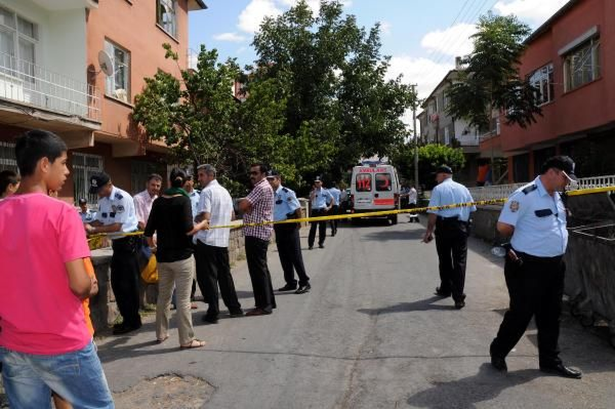 Kadın Kıyafeti Giyerek Ayrı Yaşadığı Karısını Öldürdü