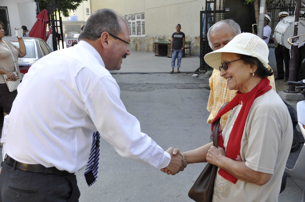 Kuşadası\'nda CHP\'nin Kuruluş Günü Etkinliği